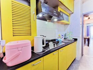 Superior Suite, City View | Private kitchen | Fridge, microwave, stovetop, cookware/dishes/utensils - 31Mahjong Projection 3bedr Subway Bund (Shanghai)