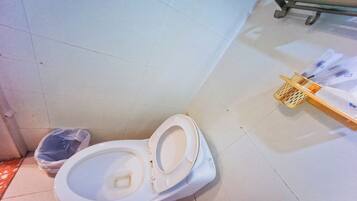 Superior Suite, City View | Bathroom | Shower, free toiletries, hair dryer, towels