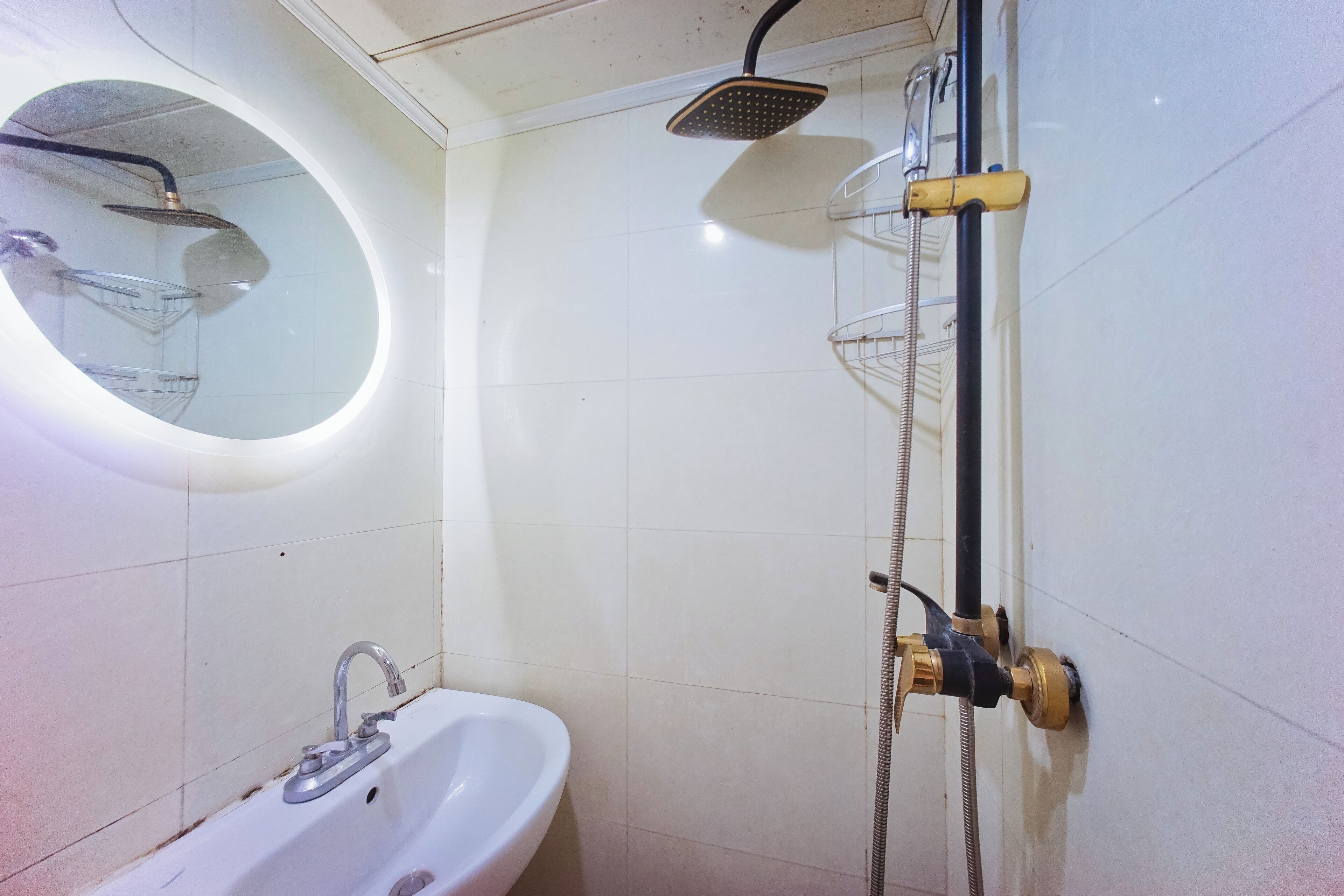 Superior Suite, City View | Bathroom | Shower, free toiletries, hair dryer, towels
