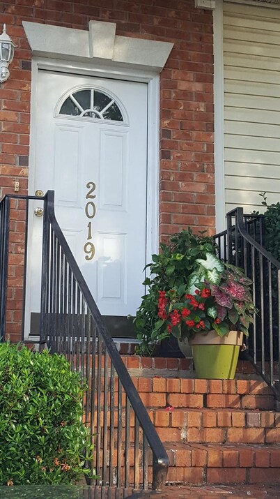 Beautiful 2-bedroom Townhome in Augusta 2 miles from course.