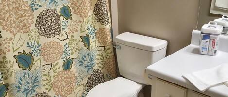 Haartrockner, Handtücher, Seife, Toilettenpapier