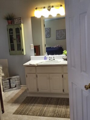 Hårføner, håndklær, såpe og toalettpapir