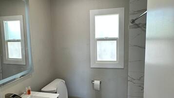 Deluxe Double Room | Bathroom | Shower, towels, soap, shampoo