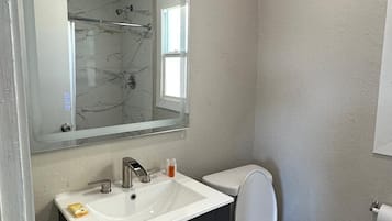 Deluxe Single Room | Bathroom | Shower, towels, soap, shampoo