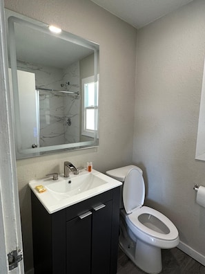 Deluxe Single Room | Bathroom | Shower, towels, soap, shampoo