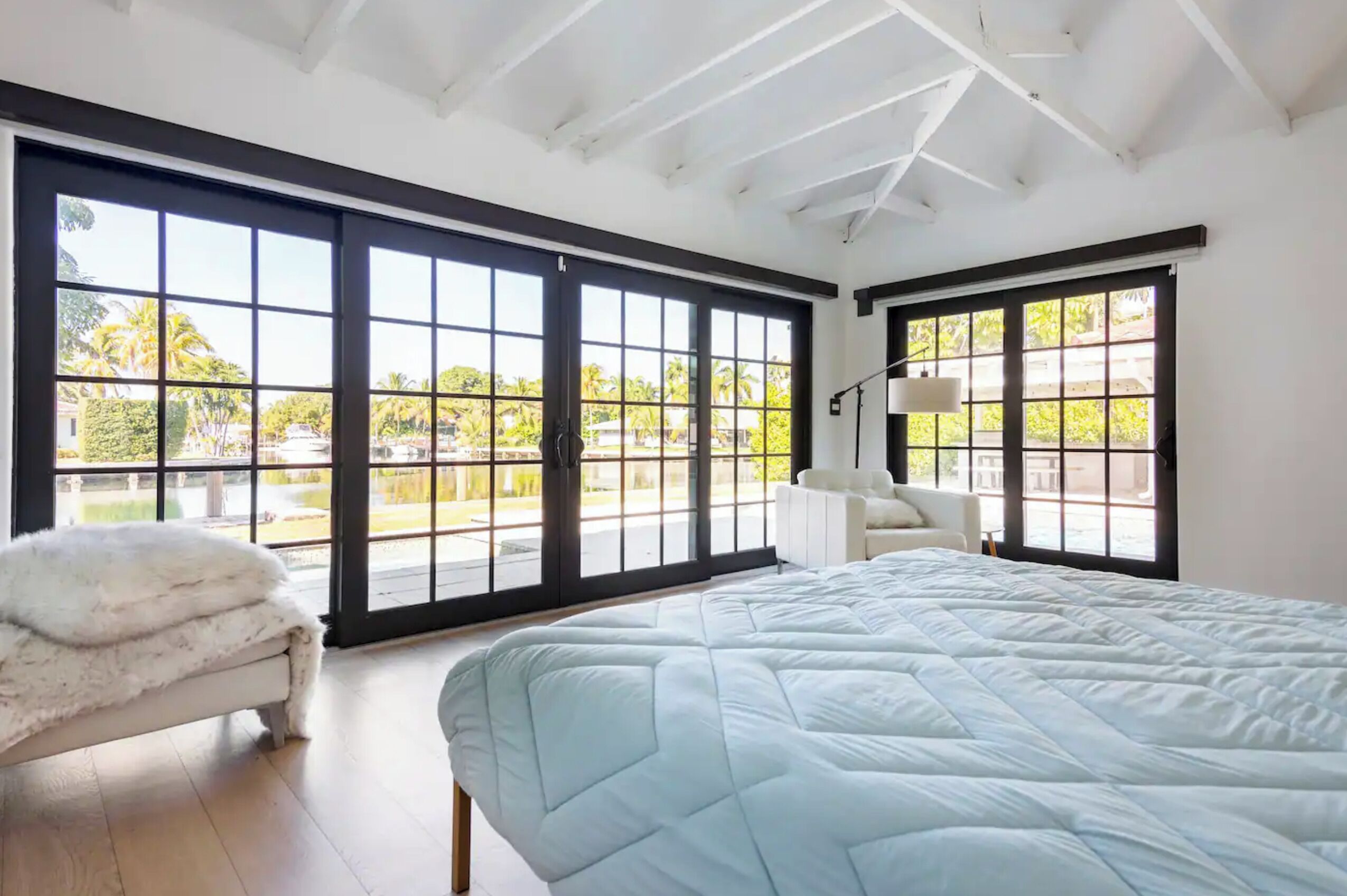 4 chambres, bureau, fer et planche à repasser, lit parapluie