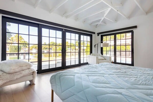 4 bedrooms, desk, iron/ironing board, travel crib