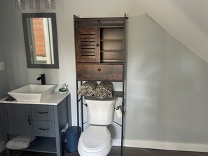 Dusj, hårføner, håndklær og såpe