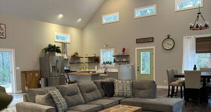 Charming 2-bedroom country house on 2 acres with AC, WiFi in enchanting Bristol