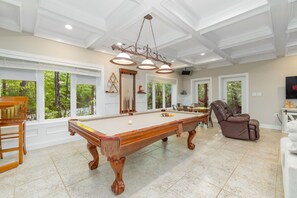Games room - Absolute Dream, Prime Location: Pool Table & Sauna (Macon)