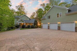 Exterior - Absolute Dream, Prime Location: Pool Table & Sauna (Macon)