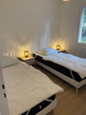 2 soverom, strykejern/-brett og wi-fi (inkludert)