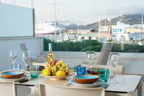 Outdoor dining - Mobiretreat by Klodge - waterfront design flat (Olbia)