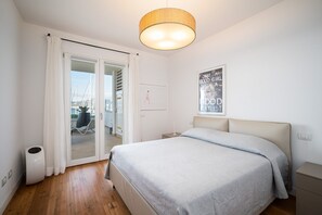 Iron/ironing board, free WiFi, bed sheets - Mobiretreat by Klodge - waterfront design flat (Olbia)