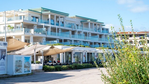 A multi-story hotel with outdoor seating areas and a pool. - Mobiretreat by Klodge - waterfront design flat (Olbia)