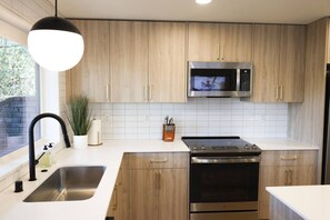 Kylskåp, mikrovågsugn, ugn och spishäll