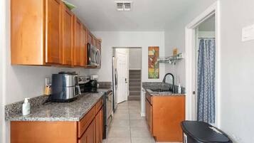 Frigorífico, microondas, horno y placa de cocina