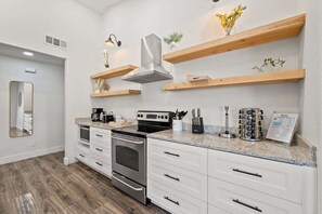 Kjøleskap, mikrobølgeovn, ovn og kokeplater