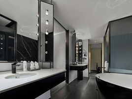 Habitación individual básica, vistas al jardín | Baño | Zapatillas