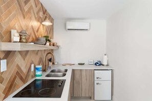 Frigorífico, microondas, horno y placa de cocina