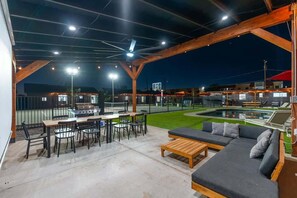 Outdoor dining - Shared fun Pickleball, Theater & Pool | DT Phoenix (Phoenix)