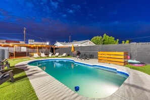 Pool - Shared fun Pickleball, Theater & Pool | DT Phoenix (Phoenix)