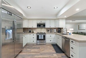 Køleskab, mikrobølgeovn, ovn, kogeplade