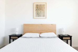 3 habitaciones, tabla de planchar con plancha, wifi y ropa de cama 