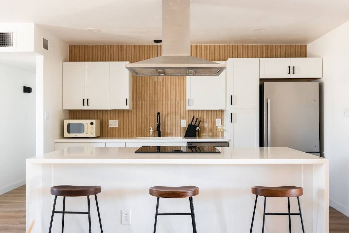 Refrigerador, microondas, horno y parrilla de estufa 