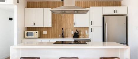 Refrigerador, microondas, horno y parrilla de estufa