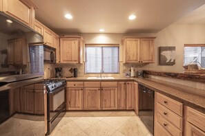 Kjøleskap, mikrobølgeovn, kokeplater og oppvaskmaskin