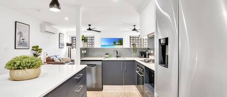 Refrigerador, microondas, horno y parrilla de estufa