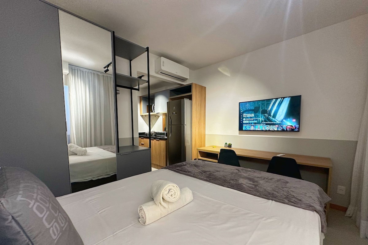 Estudio clásico | 1 dormitorio, espacio para trabajar con un portátil, cortinas opacas