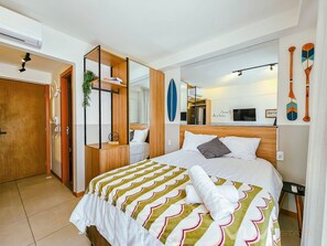 Studio – premier | Skrivebord for bærbar PC, blendingsgardiner og strykejern/-brett