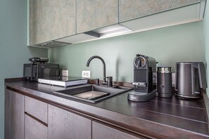 Fridge, microwave, dishwasher, coffee/tea maker - Chic Spanish Steps Retreat (Roma)