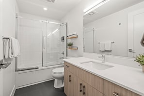 Hair dryer, towels, soap, toilet paper - Rustic 4 Season Condo 2km to Ski Resort (Revelstoke)