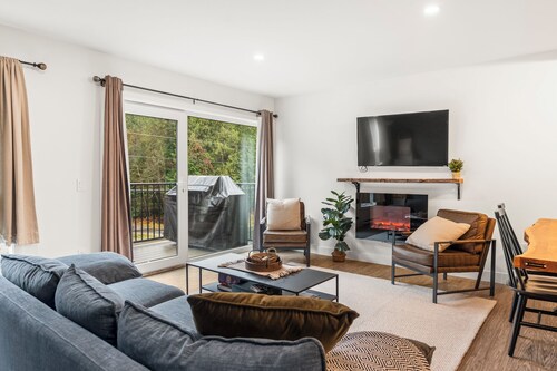 Rustic 4 Season Condo 2km to Ski Resort