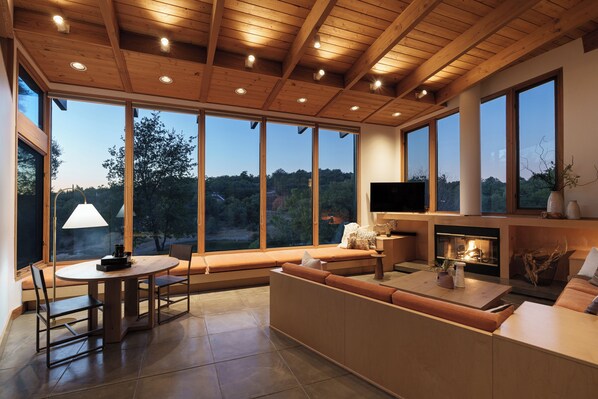 Smart TV, chimenea, libros