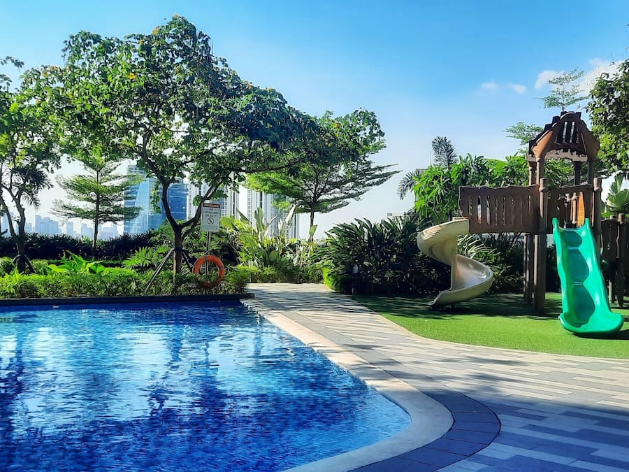 2 outdoor pools, open 6:00 AM to 10:00 PM, pool loungers