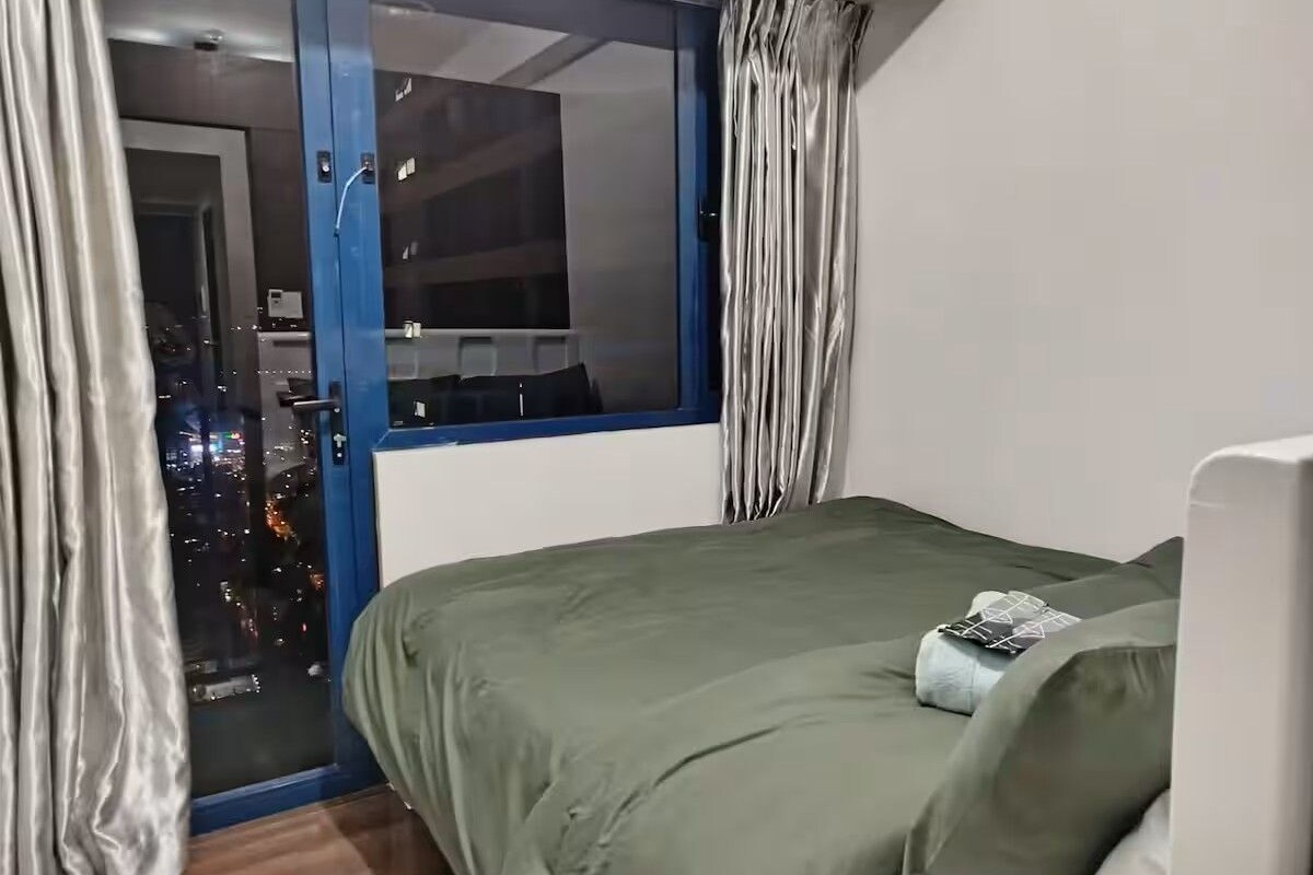 Leilighet – city, 1 queensize-seng, tekjøkken, byutsikt | Oppholdsområde | TV