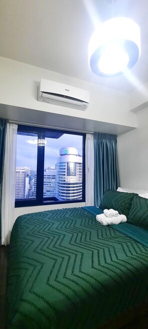 1 bedroom, hypo-allergenic bedding, laptop workspace, blackout curtains