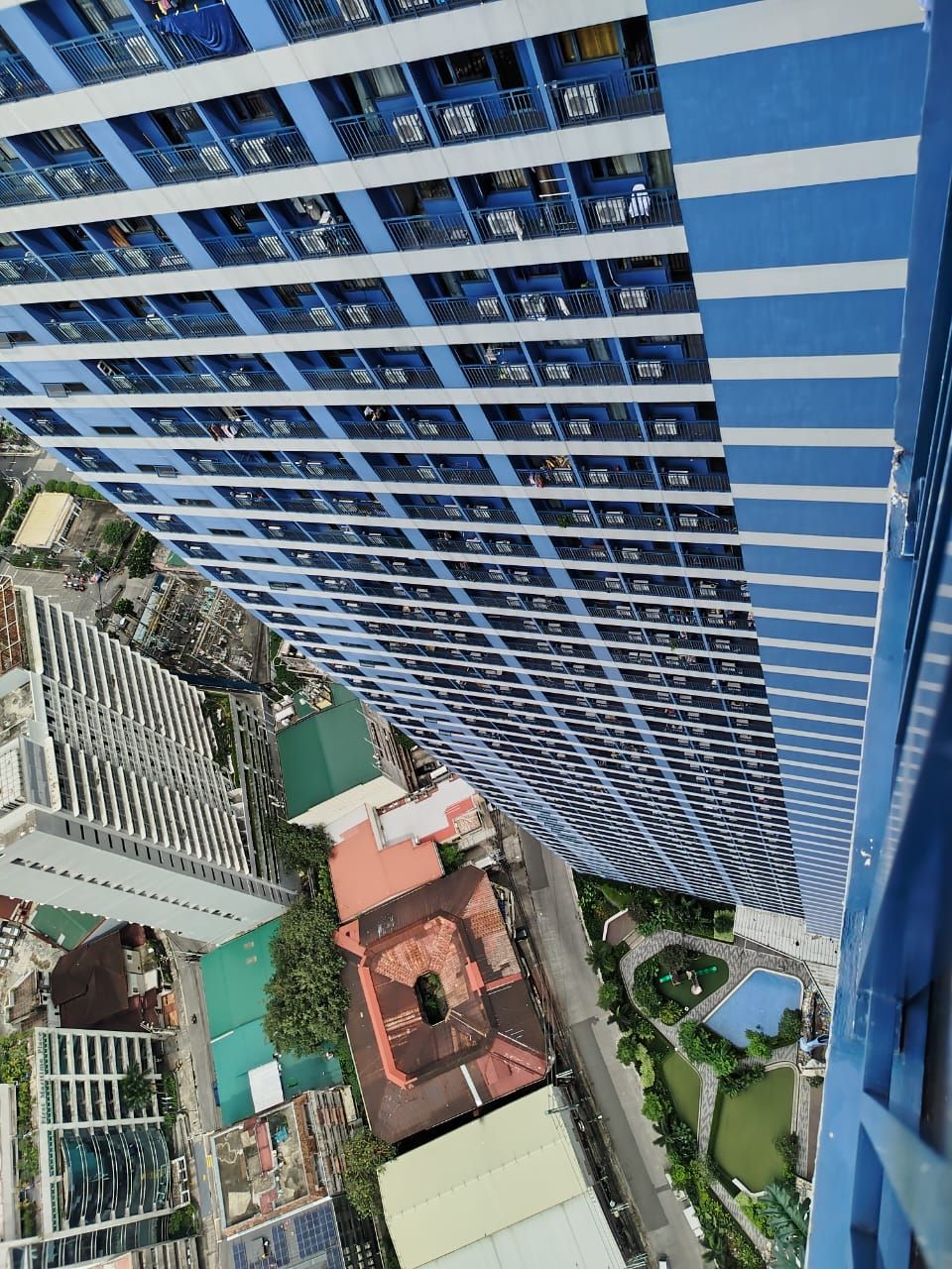 Um edifício alto com várias varandas e um design arquitetônico moderno.