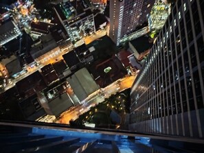 Eine nächtliche Skyline mit hohen Gebäuden und beleuchteten Straßen.