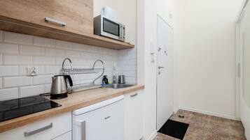 Jääkaappi, mikroaaltouuni, liesi, leivänpaahdin