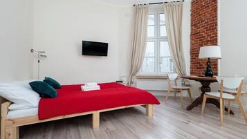 Tabla de planchar con plancha, wifi y ropa de cama