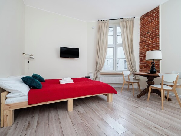 Iron/ironing board, WiFi, bed sheets