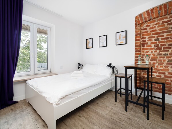 Iron/ironing board, WiFi, bed sheets