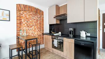 Frigorífico, horno, placa de cocina y tostadora