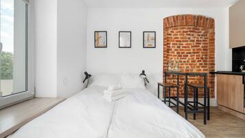 Tabla de planchar con plancha, wifi, ropa de cama