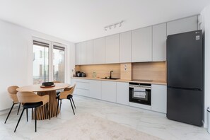 Fridge, oven, stovetop, dishwasher